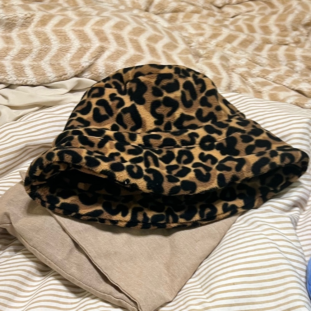 Fleece Leopard Print Bucket Hat - Picture 4 of 4